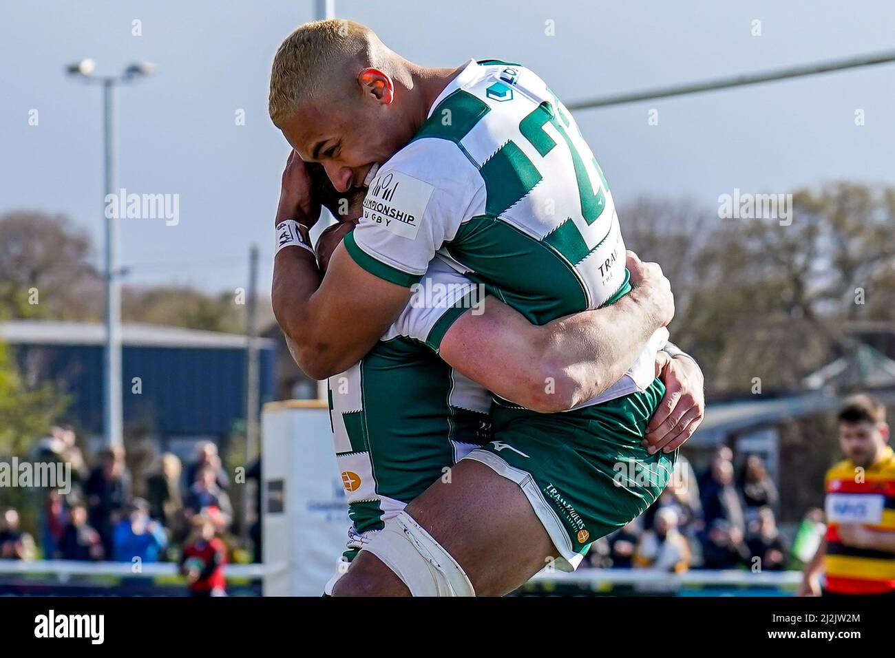 Angus KERNOHAN (14) di Ealing Trailfinders festeggia con l'UCCELLO di Reuben-TULLOCH (23) di Ealing Trailfinders dopo che ha ottenuto il suo primo tentativo durante la partita del campionato di Greene King IPA fra Ealing Trailfinders e Richmond a Castle Bar, West Ealing, Inghilterra il 2 aprile 2022. Photo by David Horn Credit: Prime Media Images/Alamy Live News Foto Stock