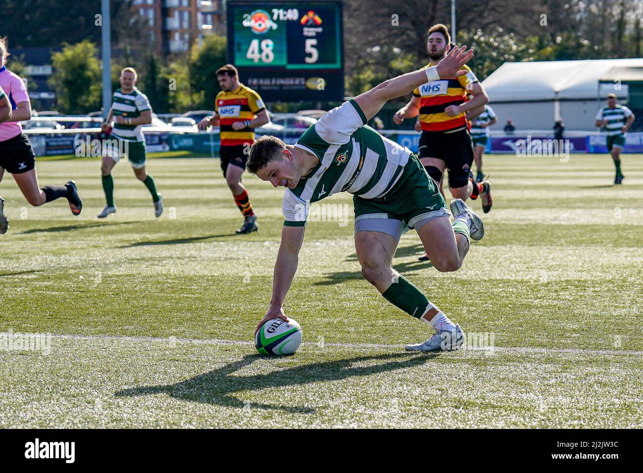 Angus KERNOHAN (14) di Ealing Trailfinders segna il suo primo tentativo durante la partita del Greene King IPA Championship tra Ealing Trailfinders e Richmond presso Castle Bar, West Ealing, Inghilterra, il 2 aprile 2022. Photo by David Horn Credit: Prime Media Images/Alamy Live News Foto Stock