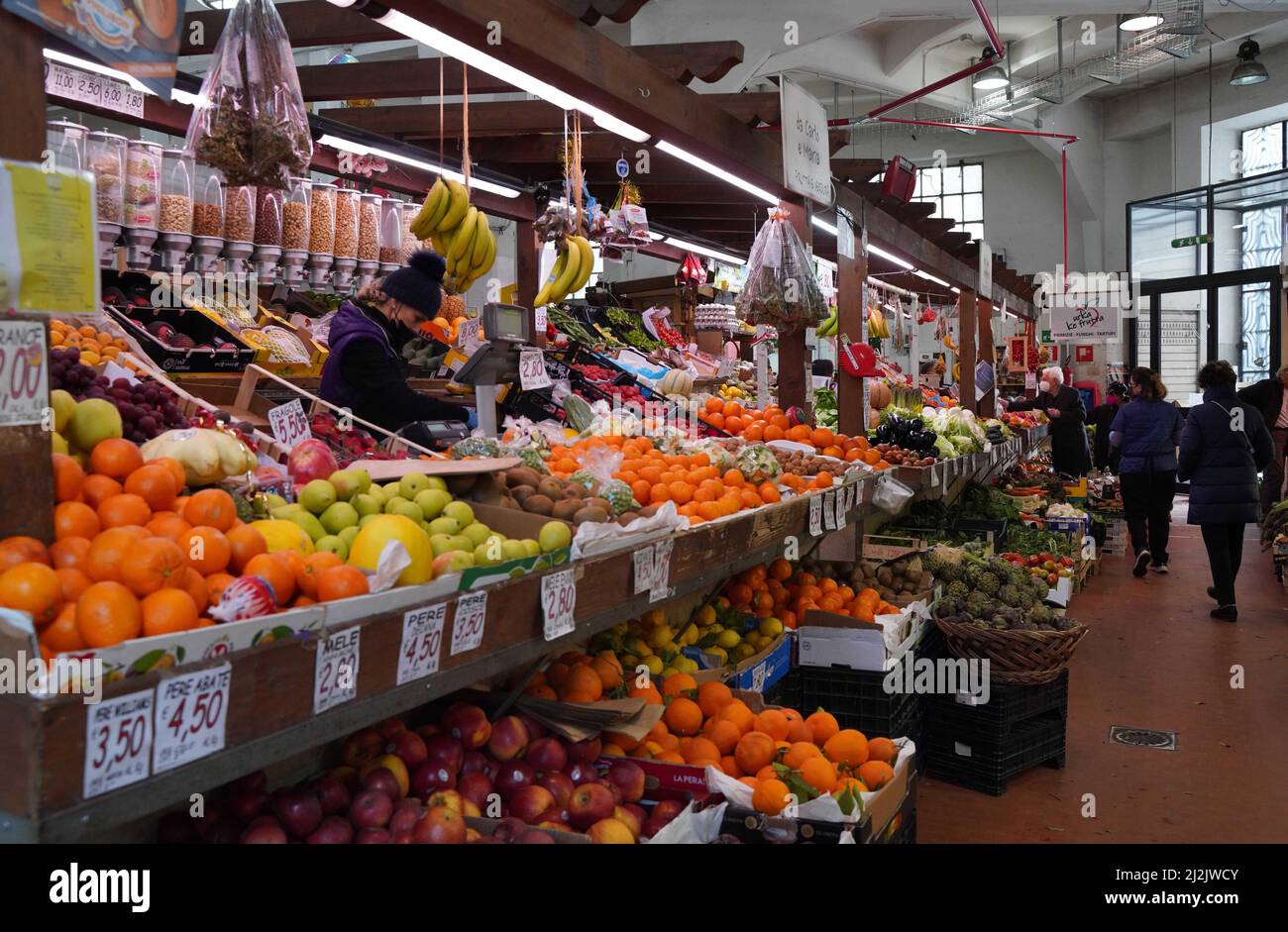 Roma, Italia. 2nd Apr 2022. I clienti acquistano in un mercato a Roma, 2 aprile 2022. L'Italia è tra i paesi più colpiti dal conflitto in corso tra Russia e Ucraina, con l'aumento dei prezzi dell'energia che pesano pesantemente sulla ripresa economica post-pandemica del paese. Questa settimana, la società di rating Standard & Poor's ha rivisto il tasso di crescita annuale per l'economia italiana, scendendo dal 4,7% al 3,1%, alla luce del conflitto e della "conseguente impennata dei prezzi delle materie prime". Credit: Jin Mamengni/Xinhua/Alamy Live News Foto Stock