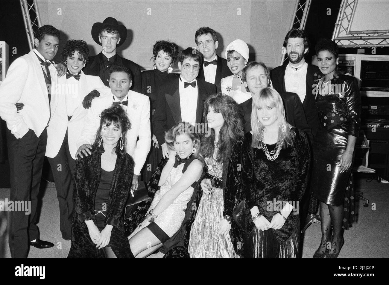 I vincitori del BPI Award 1987. La cerimonia di premiazione del British Phonographic Industry alla Grosvenor House di Londra, il 9th febbraio 1987. I vincitori raffigurati sono: Miglior artista britannico maschile solo - Peter Gabriel. (Back row Bow Tie, accanto a Kate Bush) miglior Video britannico - Peter Gabriel per Sledgehammer miglior artista britannico da solo femminile - Kate Bush (back row, black dress, accanto a Peter Gabriel) miglior singolo britannico - The PET Shop Boys (Neil Tennent - back row in Hat) Best British Group - cinque Stelle (nelle giacche bianche per cena, cappello bianco e abito scuro accanto a Eric Clapton) Best International Group - The B. Foto Stock