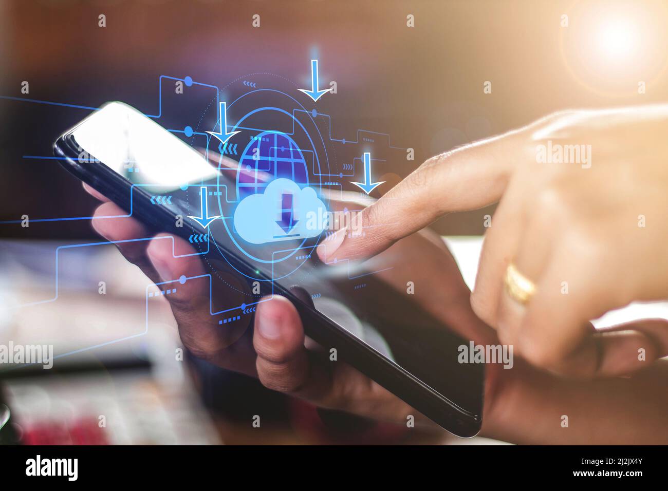 Download,Scarica il download di Closeup Hand of Woman with Cloud su smartphone mobile Foto Stock