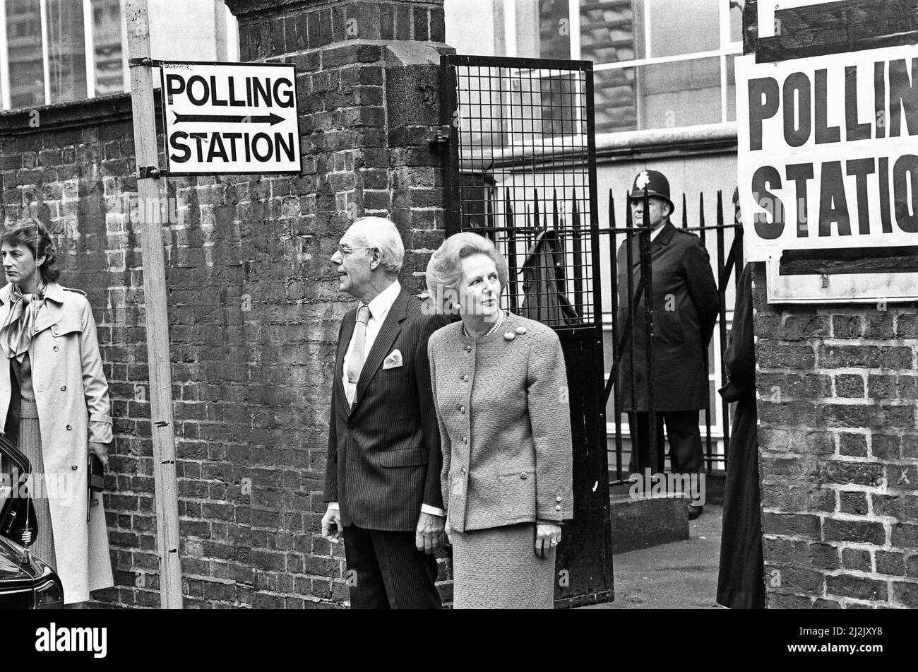 Il primo ministro conservatore britannico, Margaret Thatcher, e il marito Denis si sono accaniti alla folla presso il seggio di Castle Street, Londra SW1. 11th giugno 1987 Foto Stock