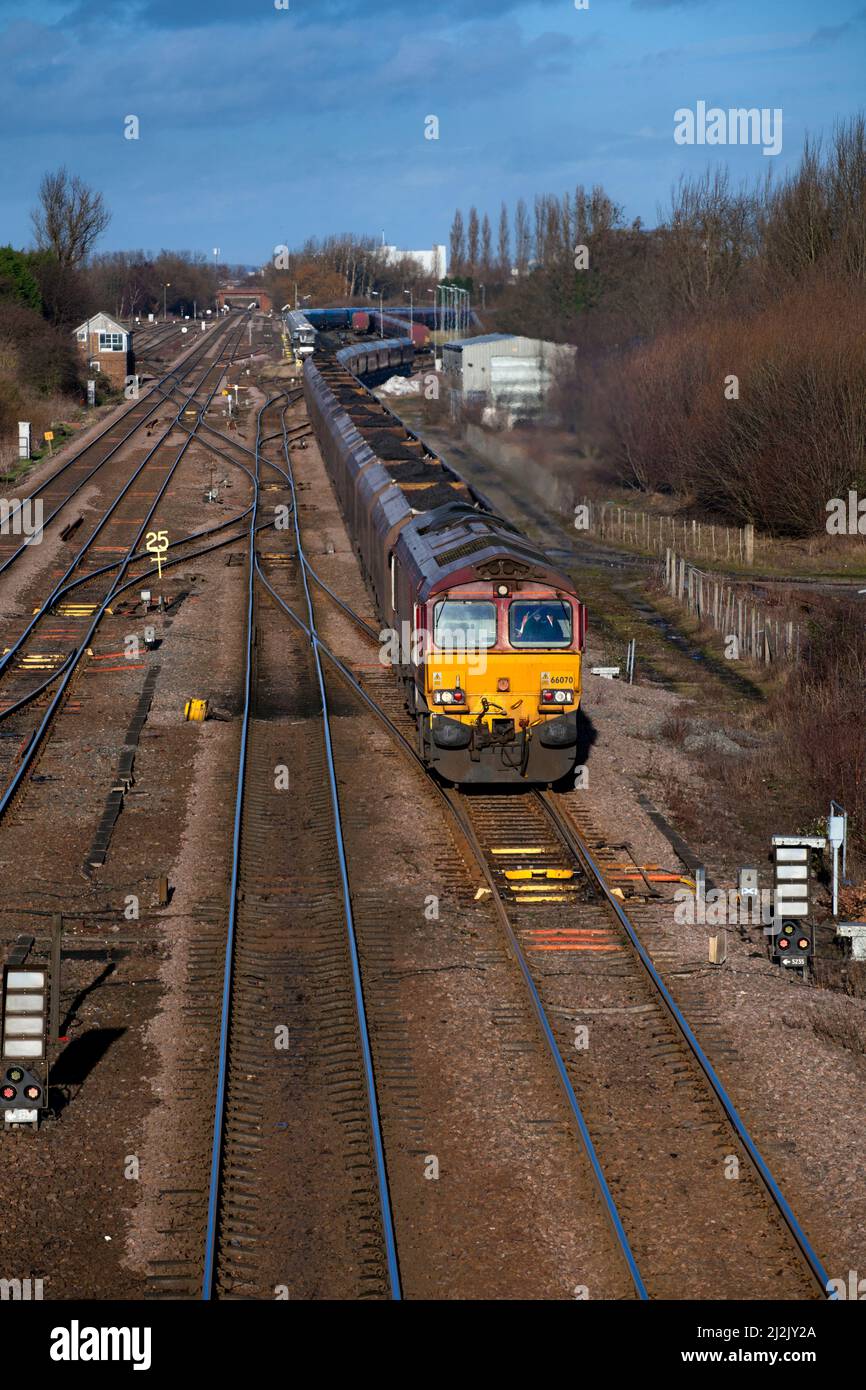 Un DB Cargo classe 66 motrice passando Milford giunzione (ad ovest di Selby) con un Merry Go Round del carbone treno con il carbone importato per Drax power station Foto Stock