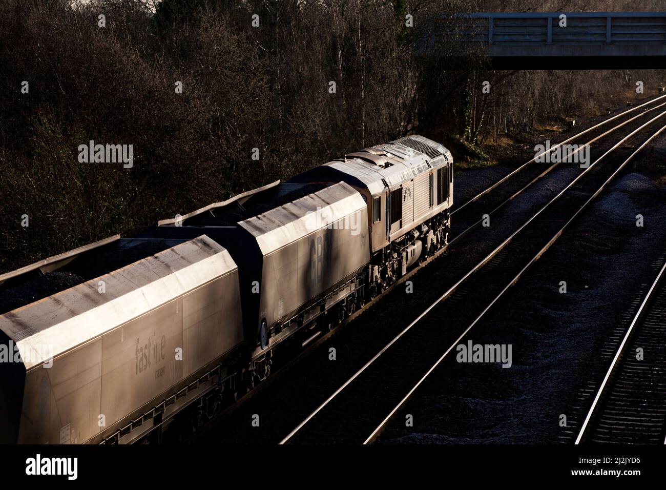 Gb classe di merci su rotaie 66 motrice passa Milford giunzione (ad ovest di Selby) con un Tyne Dock - Drax power station treno merci che trasportano carbone Foto Stock