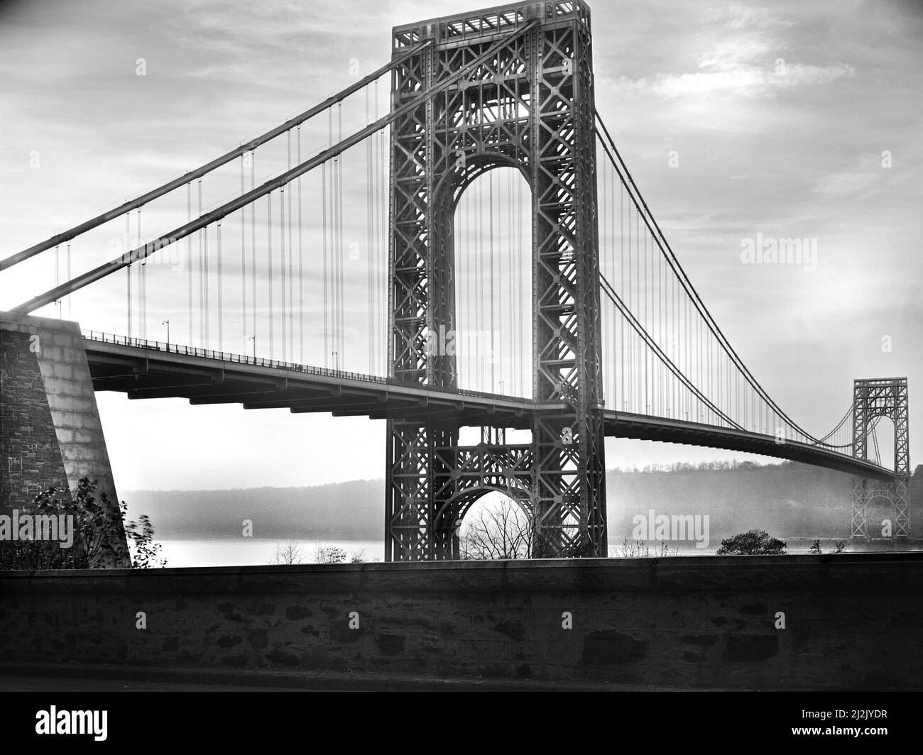 George Washington Bridge attraversa il fiume Hudson, vista da New York City, New York, USA, Arthur Rothstein, U.S. Office of War Information/U.S. Farm Security Administration, dicembre 1941 Foto Stock