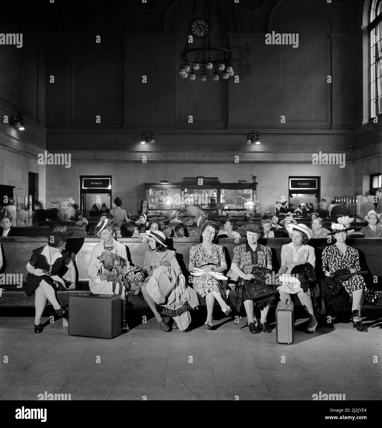 Sala d'attesa, Pennsylvania Station, New York City, New York, USA, Marjory Collins, U.S. Office of War Information/U.S. Farm Security Administration, agosto 1942 Foto Stock