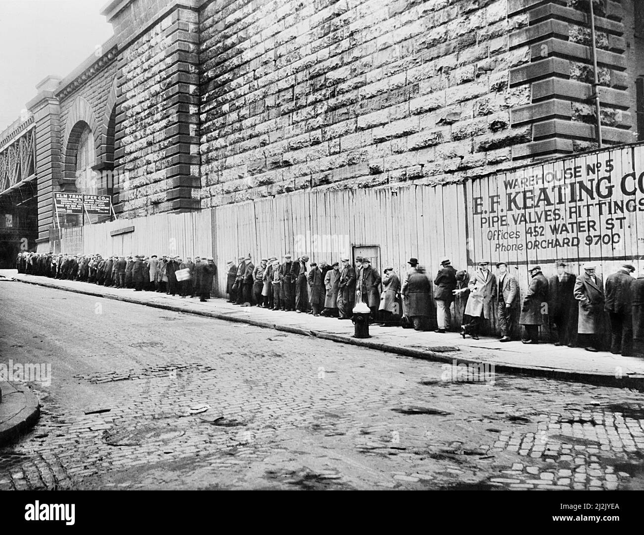 Bread Line accanto al ponte di Brooklyn, New York City, New York, USA, U.S. Office of War Information/U.S. Farm Security Administration, primi anni '30 Foto Stock