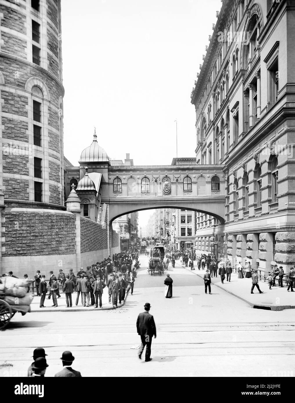 Street Scene, Criminal Court Building (a destra) e la prigione "The Tombs" (a sinistra), Franklin Street, New York City, New York, USA, Detroit Publishing Company, 1905 Foto Stock