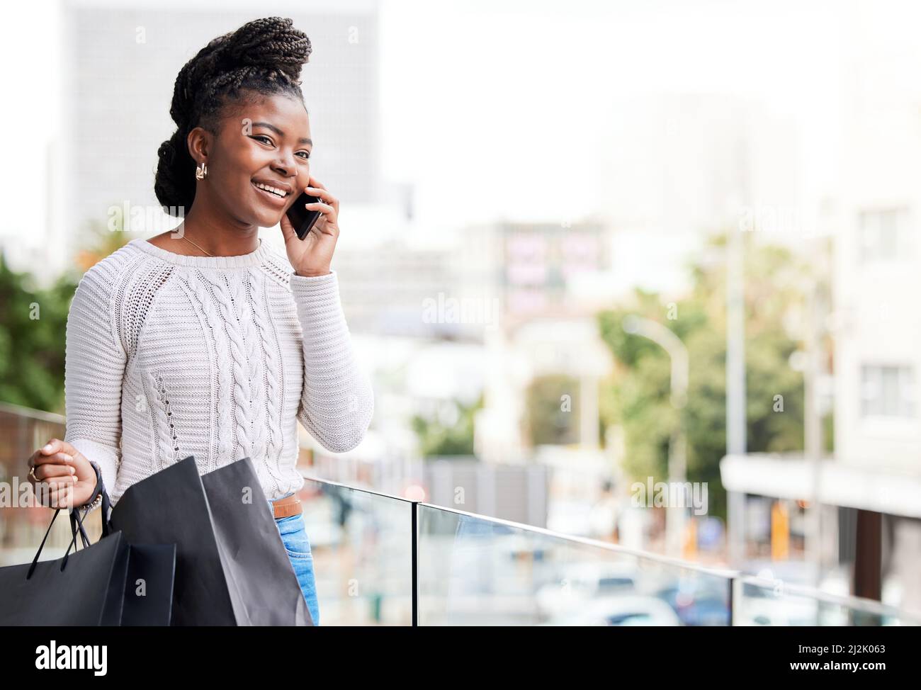 Non ti spedisci la mia posizione. Scatto di una giovane donna che fa una pausa dallo shopping per fare una telefonata. Foto Stock