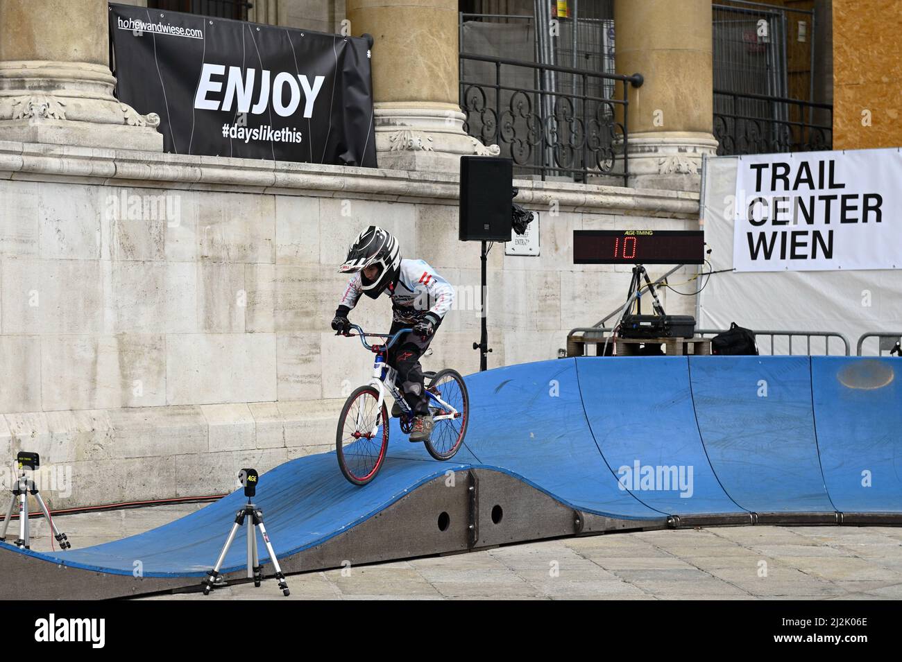 Vienna, Austria. 2nd Apr 2022. Agus Bike Festival 2022 presso la piazza del municipio di Vienna. La foto mostra le sessioni di Pumptrack, giovani piloti BMX Foto Stock