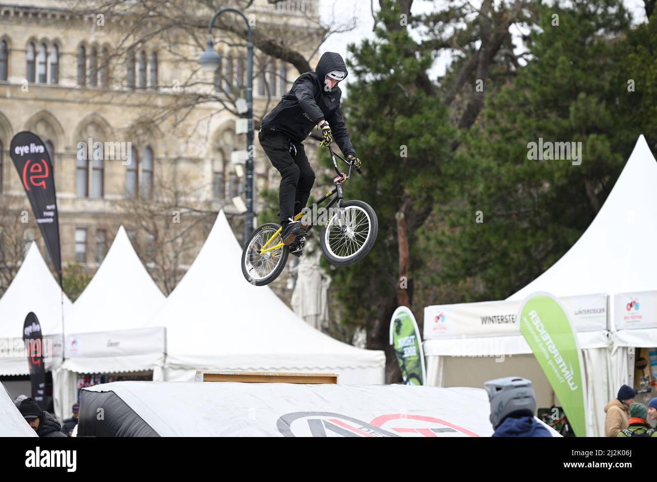 Vienna, Austria. 2nd Apr 2022. Agus Bike Festival 2022 presso la piazza del municipio di Vienna. La foto mostra i School2Rock di Senad, i piloti BMX di 10-16 anni Foto Stock