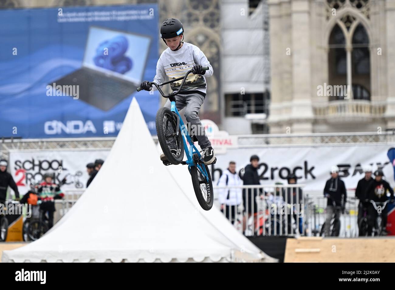 Vienna, Austria. 2nd Apr 2022. Agus Bike Festival 2022 presso la piazza del municipio di Vienna. La foto mostra i School2Rock di Senad, i piloti BMX di 10-16 anni Foto Stock