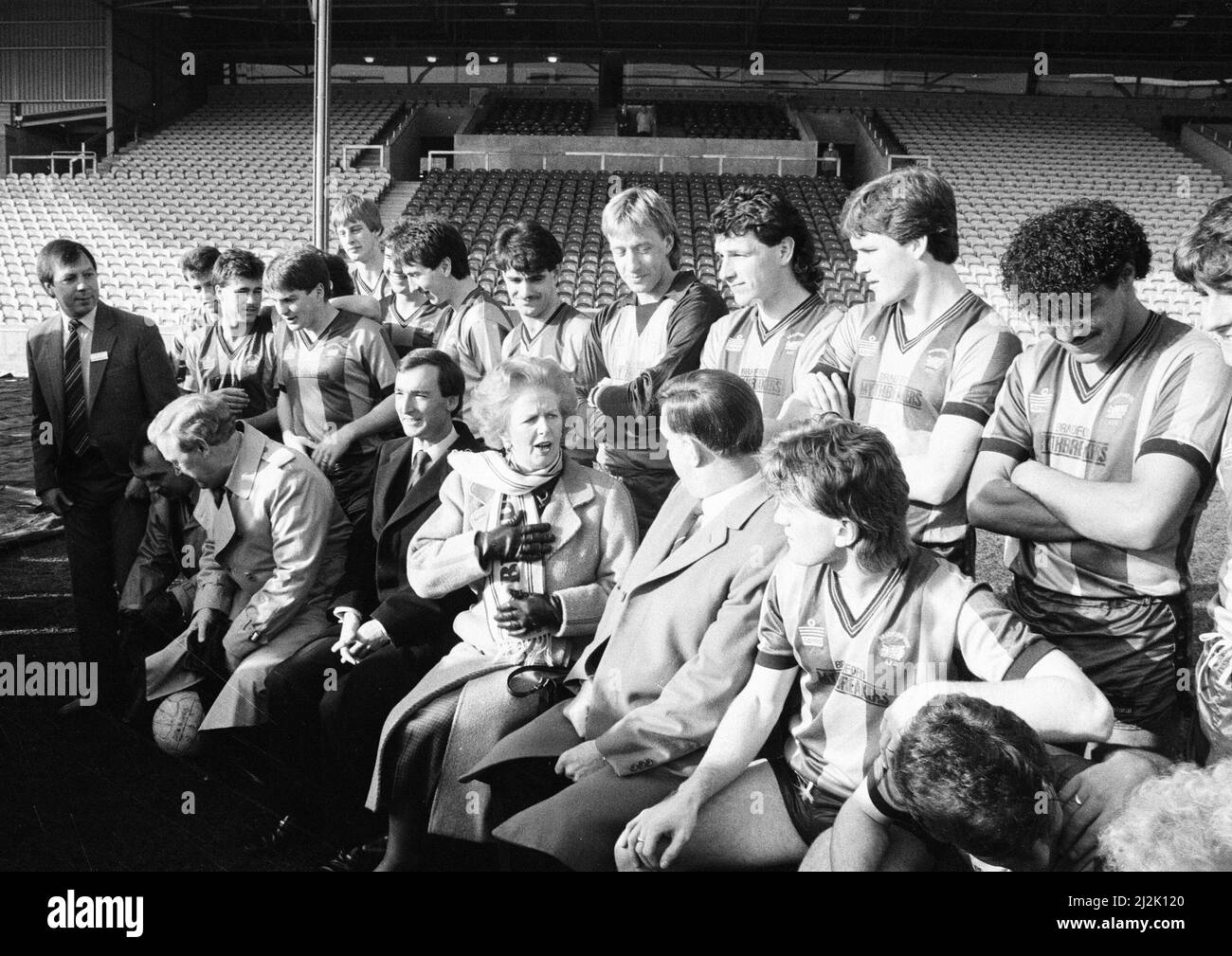 Margaret Thatcher PM, visita Valley Parade, sede del Bradford City Football Club, venerdì 20th febbraio 1987. Il primo Ministro ha ispezionato la riqualificazione del Valley Parade Ground, richiesta dopo un devastante incendio di sabato 11th maggio 1985, che ha ucciso 56 persone e ferito almeno 265 altre. La nostra foto mostra ... Margaret Thatcher PM si siede nella foto della squadra di Bradford City. Foto Stock