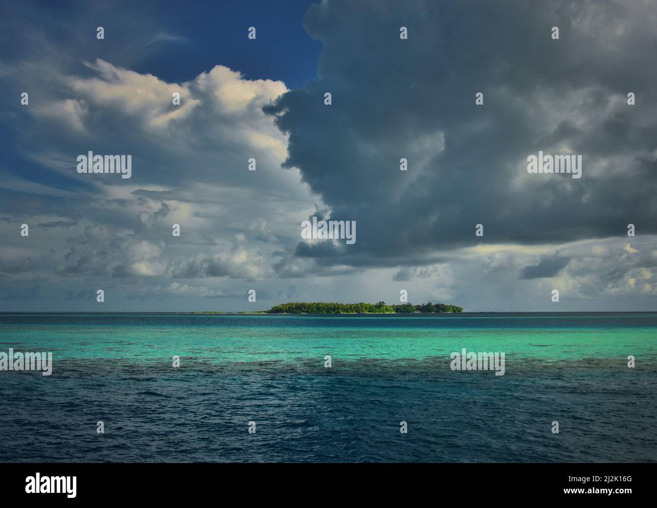 Nuvole tempesta su un'isola tropicale, Maldive Foto Stock
