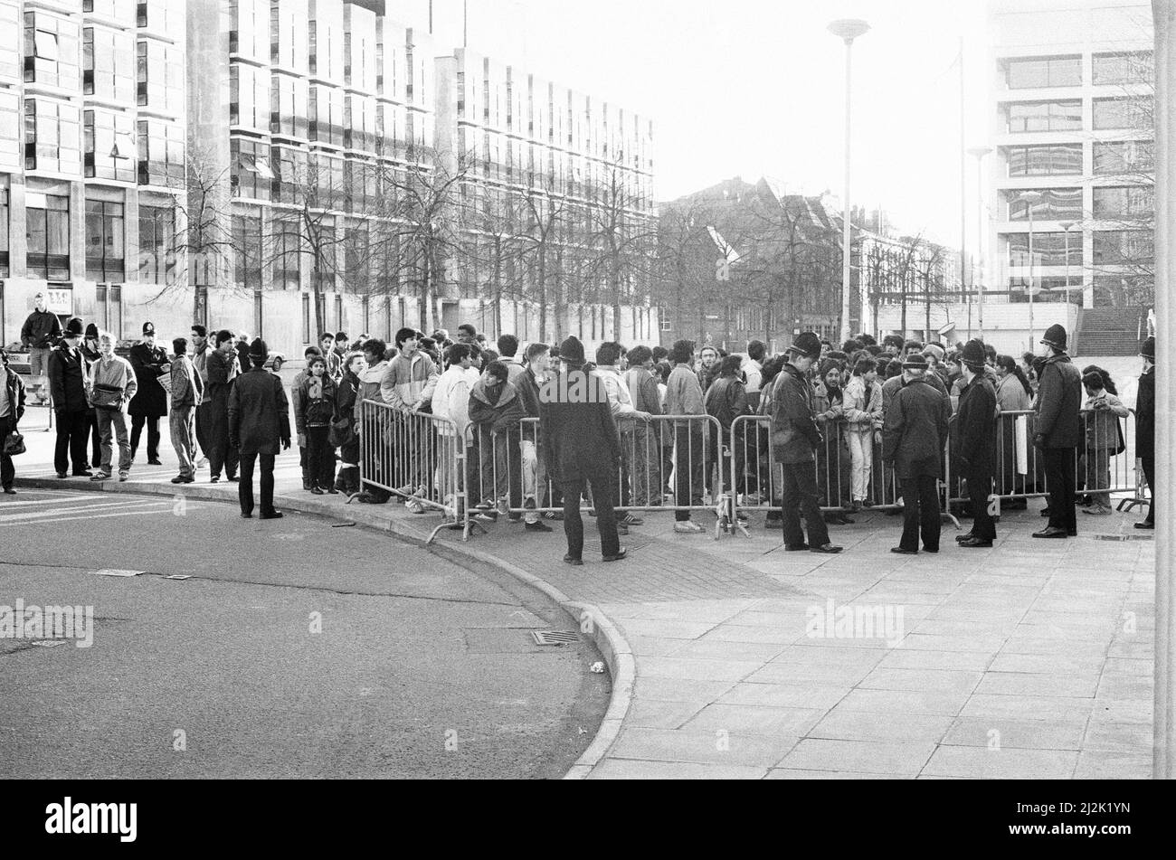 Scene fuori dalla corte della Corona di Manchester il giorno Darren Coulburn è stato bloccato indefinitamente in su per l'uccellamento del ragazzo Ahmed Iqbal Ullah di 13 anni, nella foto venerdì 6th febbraio 1987. Foto Stock