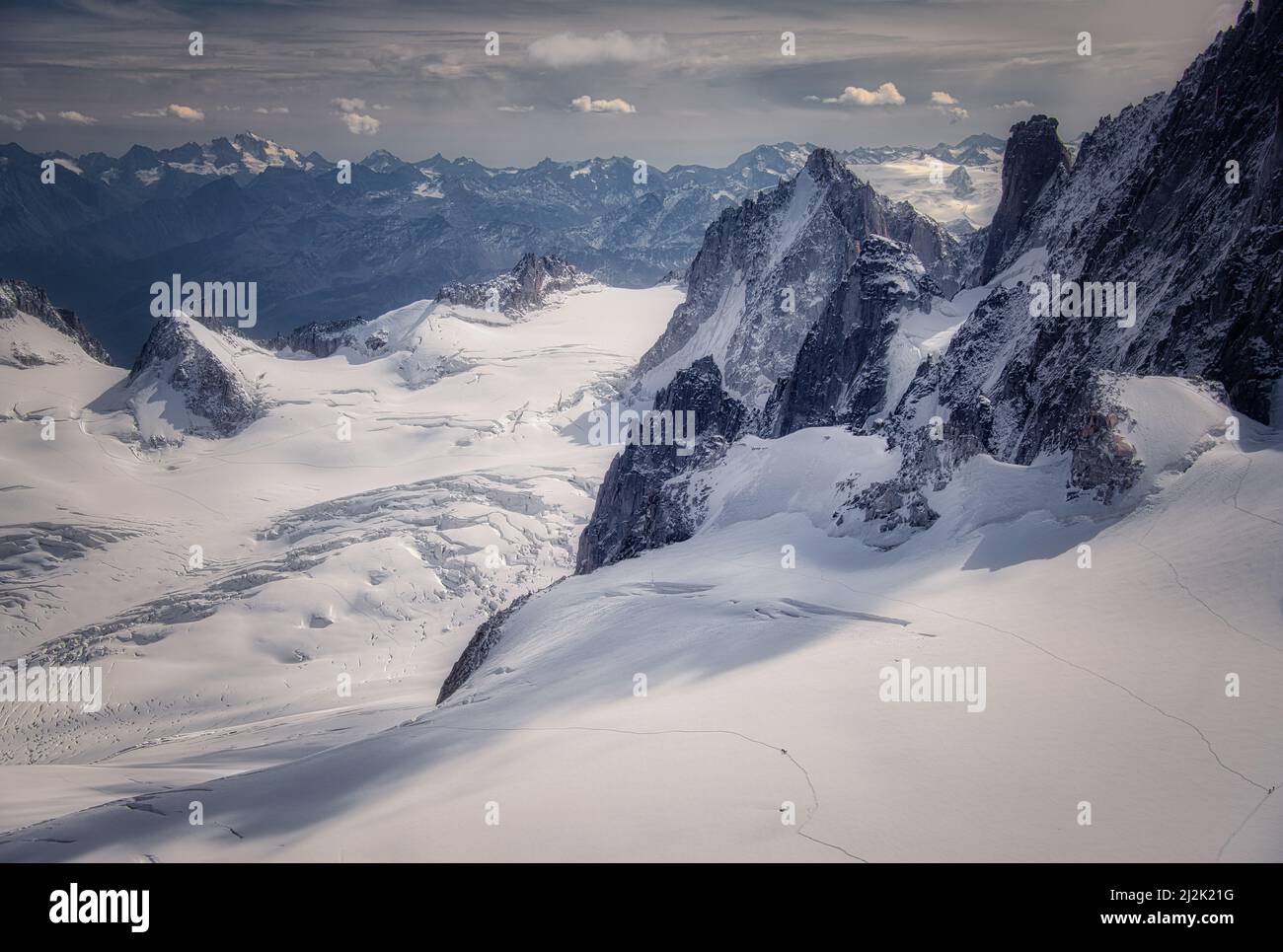 Ghiacciaio innevato e cime montane delle Alpi svizzere, Monte Titlis, Svizzera Foto Stock