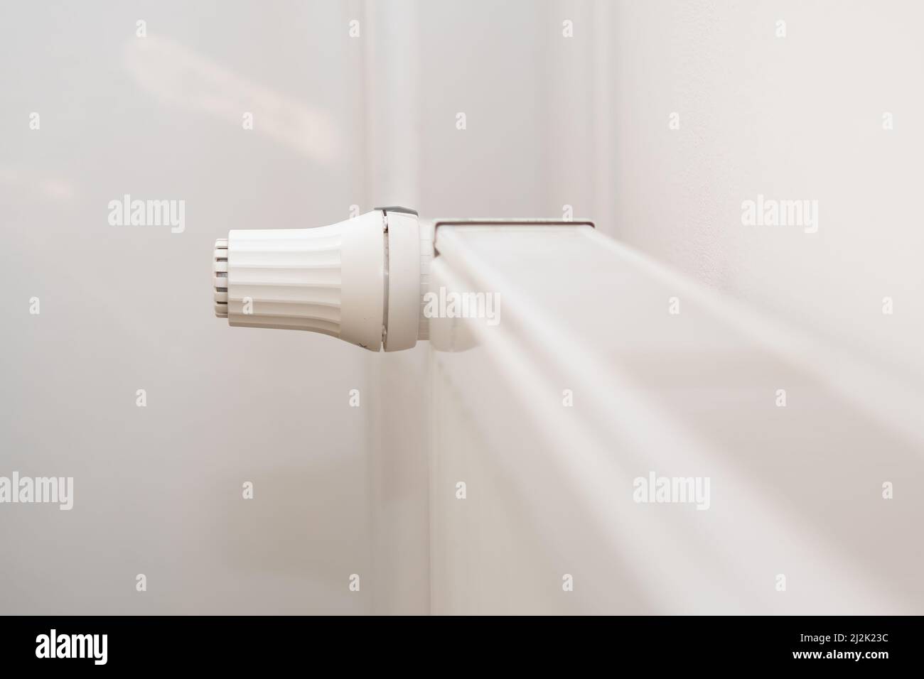Termostato sulla batteria per regolare il calore. Aumento dei prezzi del riscaldamento, del gas, dell'acqua e delle risorse energetiche Foto Stock