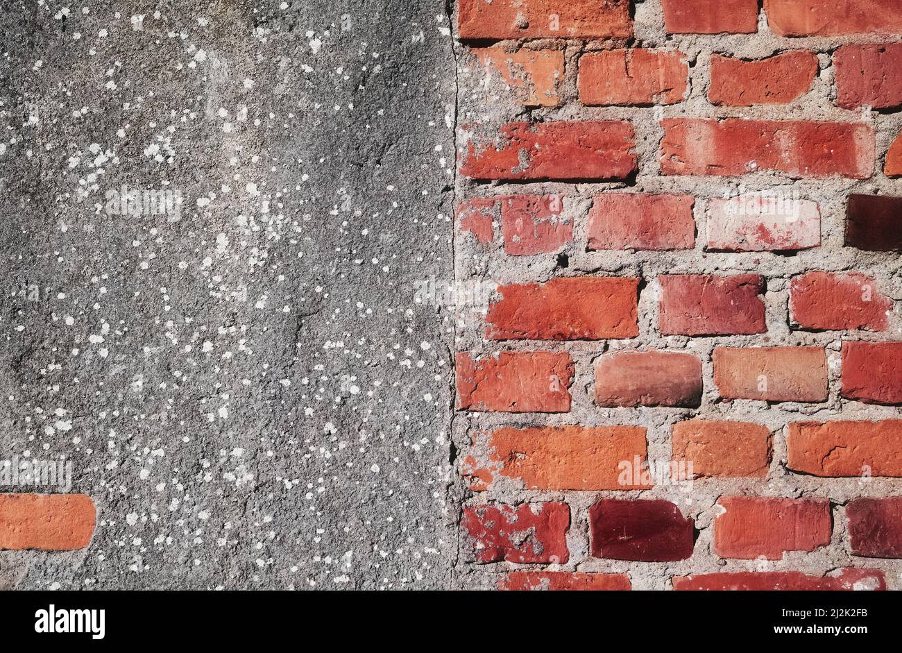 Cemento vecchio ruvido e sfondo muro di mattoni. Foto Stock