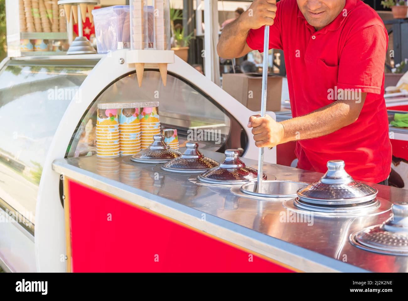 Vendita di gelato tradizionale turco. Concetto Happy Moments. Foto Stock