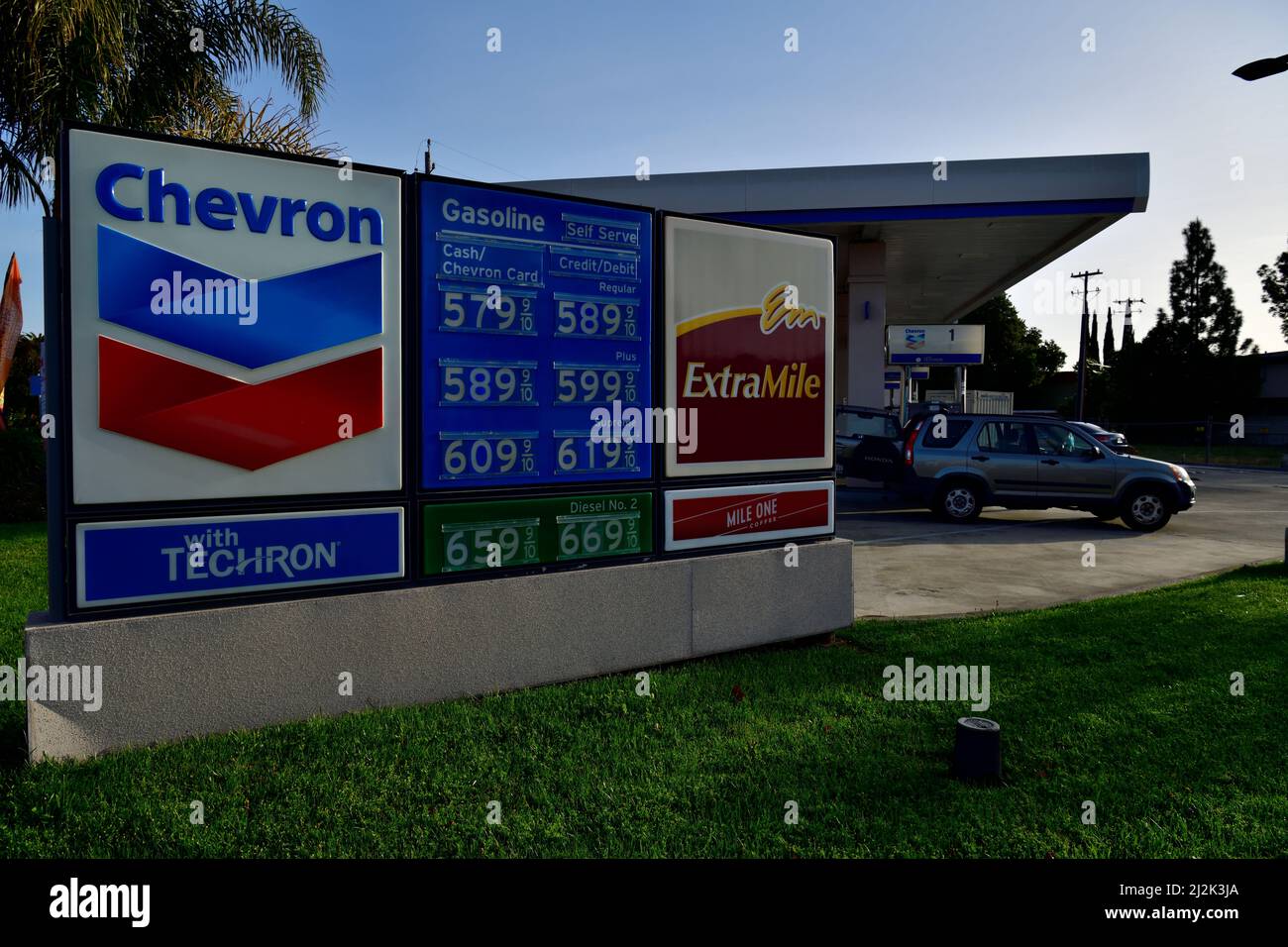 2 aprile 2022 Prezzo benzina a Cupertino, California, USA Foto Stock