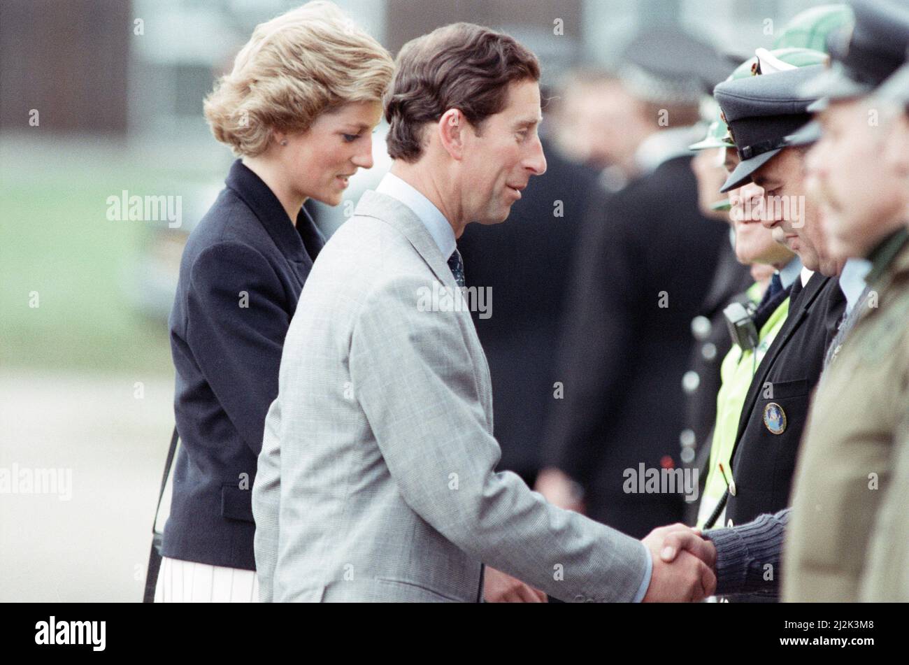 Charles, Principe del Galles e Diana, Principessa del Galles incontrano i membri della squadra di salvataggio dopo il disastro del carro di perforazione petrolifero di Piper Alpha, che ha ucciso 167 persone. 8th luglio 1988. Foto Stock