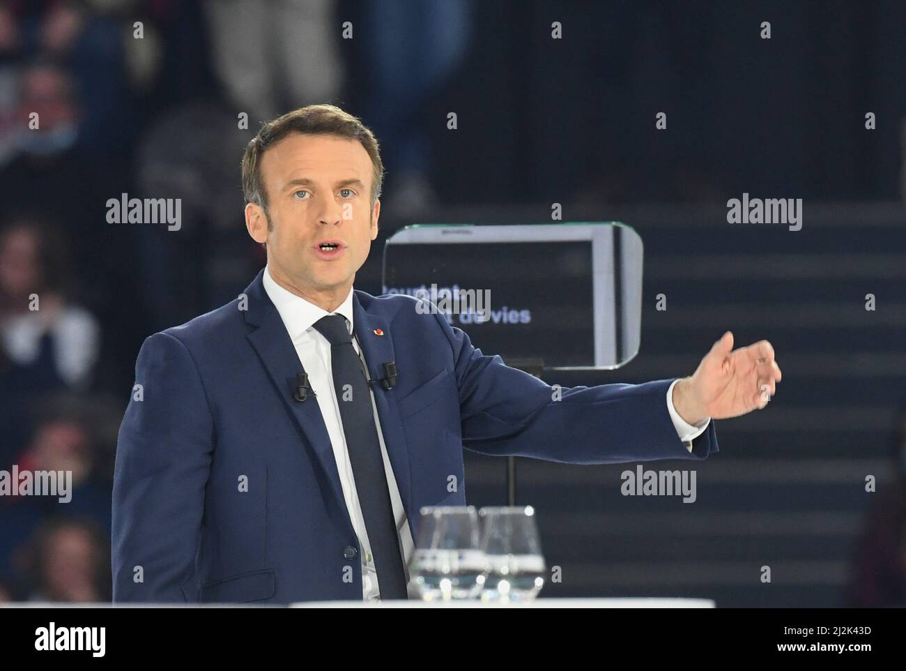 La Defense, Francia. 02nd Apr 2022. Francia, PARIGI, 2022-04-02. PRIMO INCONTRO DEL CANDIDATO PRESIDENTE, EMMANUEL MACRON, Credit: francois pauletto/Alamy Live News Foto Stock