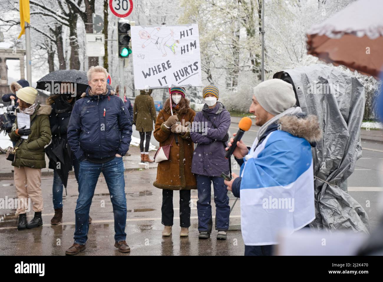 Monaco di Baviera, Germania. 02nd Apr 2022. Il 2nd aprile 2022 persone si sono riunite a Monaco di Baviera, in Germania, per protestare contro l'invasione russa in Ucraina. La protesta è stata organizzata da alcuni opposzionisti russi residenti a Monaco. (Foto di Alexander Pohl/Sipa USA) Credit: Sipa USA/Alamy Live News Foto Stock