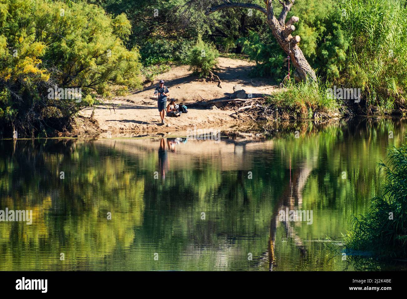 Giovane coppia che pesca al Saguaro Lake Ranch, Lower Salt River Ricreazione Area, Arizona, Stati Uniti Foto Stock