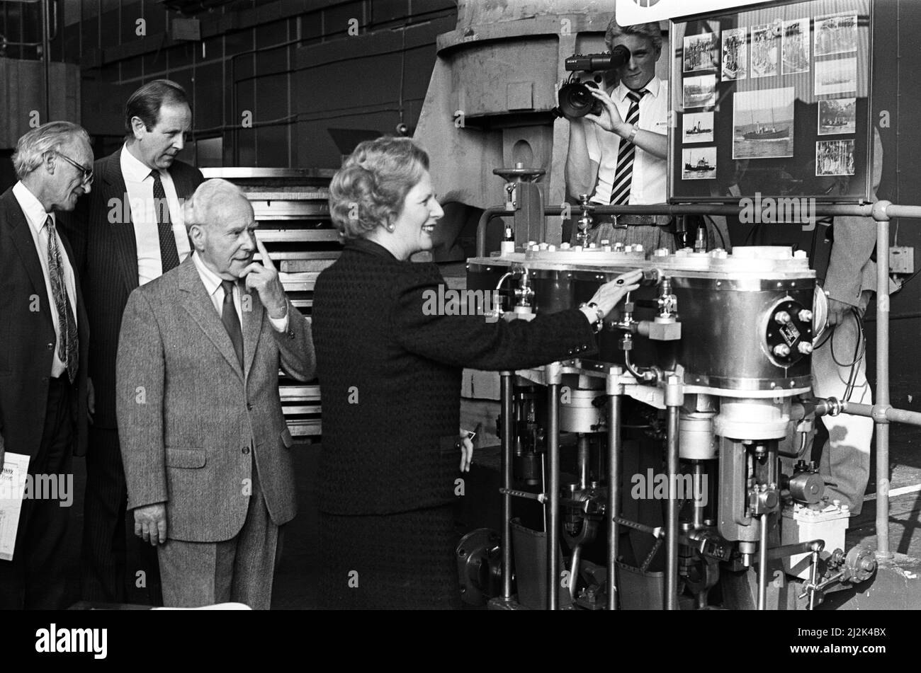 Il primo Ministro Margaret Thatcher visita Harker e Son a Stockton. 12th settembre 1987. Foto Stock