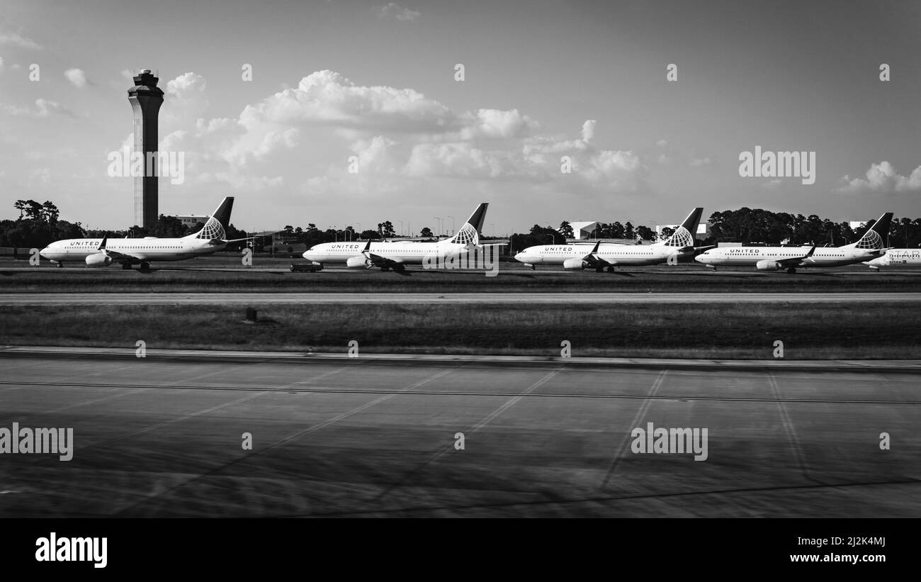 Aerei della United Airlines parcheggiati vicino a una pista all'aeroporto intercontinentale George Bush in Texas, Stati Uniti, durante la pandemia COVID-19. Foto Stock