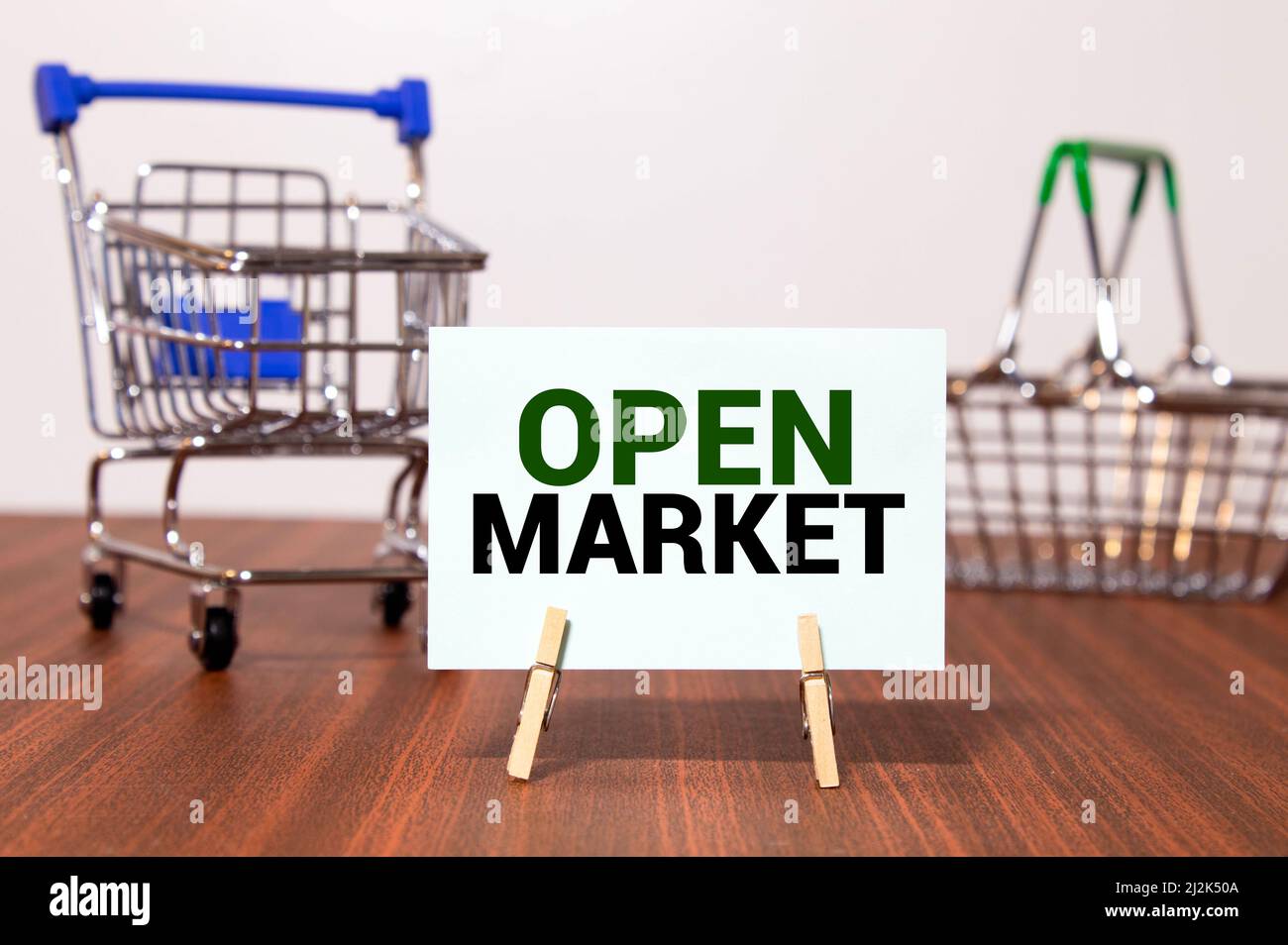 Texte sur GLOBAL MARKETING su un blocco note con occhiali e documenti di testo. Potrebbe essere per il commercio, finanziario e concetti di vendita Foto Stock