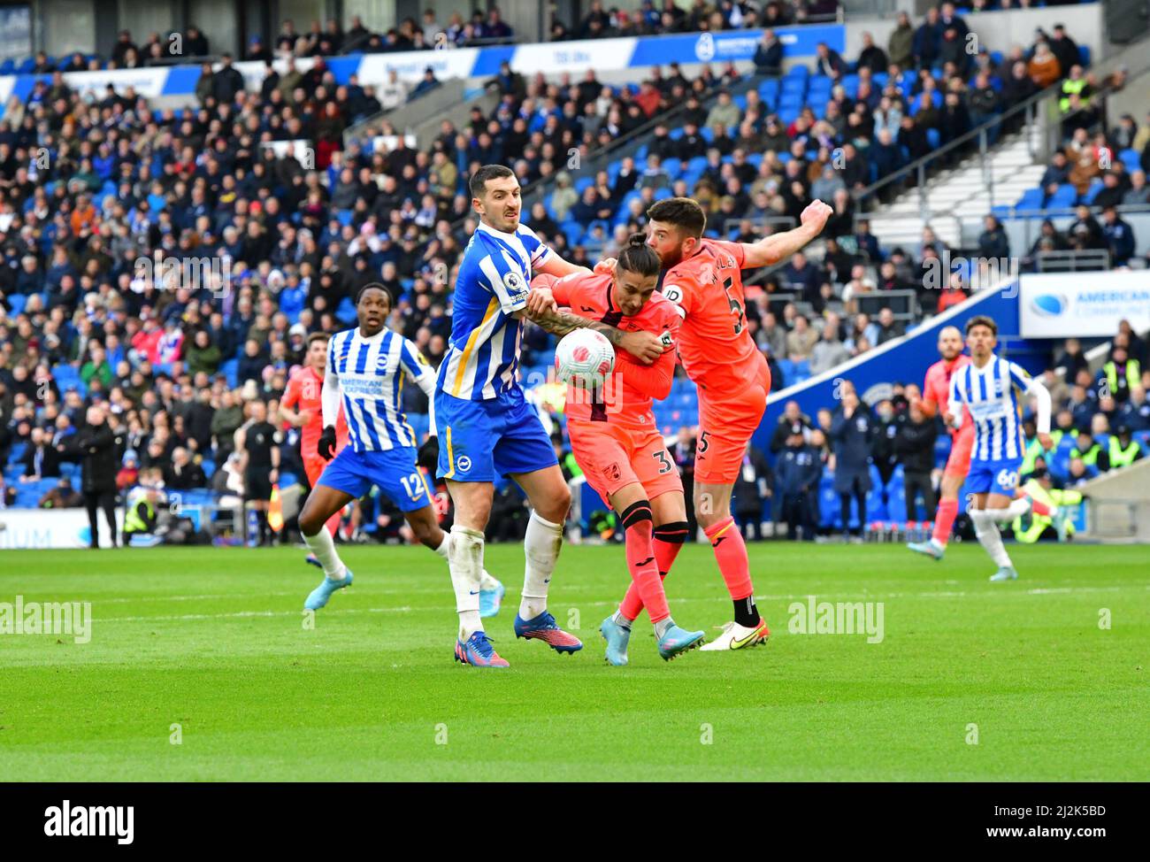 Brighton, Regno Unito. 02nd Apr 2022. Lewis Dunk di Brighton e Hove Albion, Dimitris Giannoulis di Norwich City e Grant Hanley di Norwich City, tutti scherzano per la palla durante la partita della Premier League tra Brighton & Hove Albion e Norwich City all'Amex il 2nd 2022 aprile a Brighton, Inghilterra. (Foto di Jeff Mood/phcimages.com) Credit: PHC Images/Alamy Live News Foto Stock