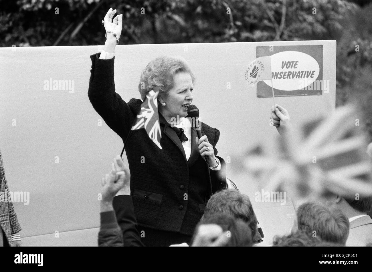 Il primo Ministro Margaret Thatcher ha condotto una campagna a Harrogate. 9th giugno 1987. Foto Stock