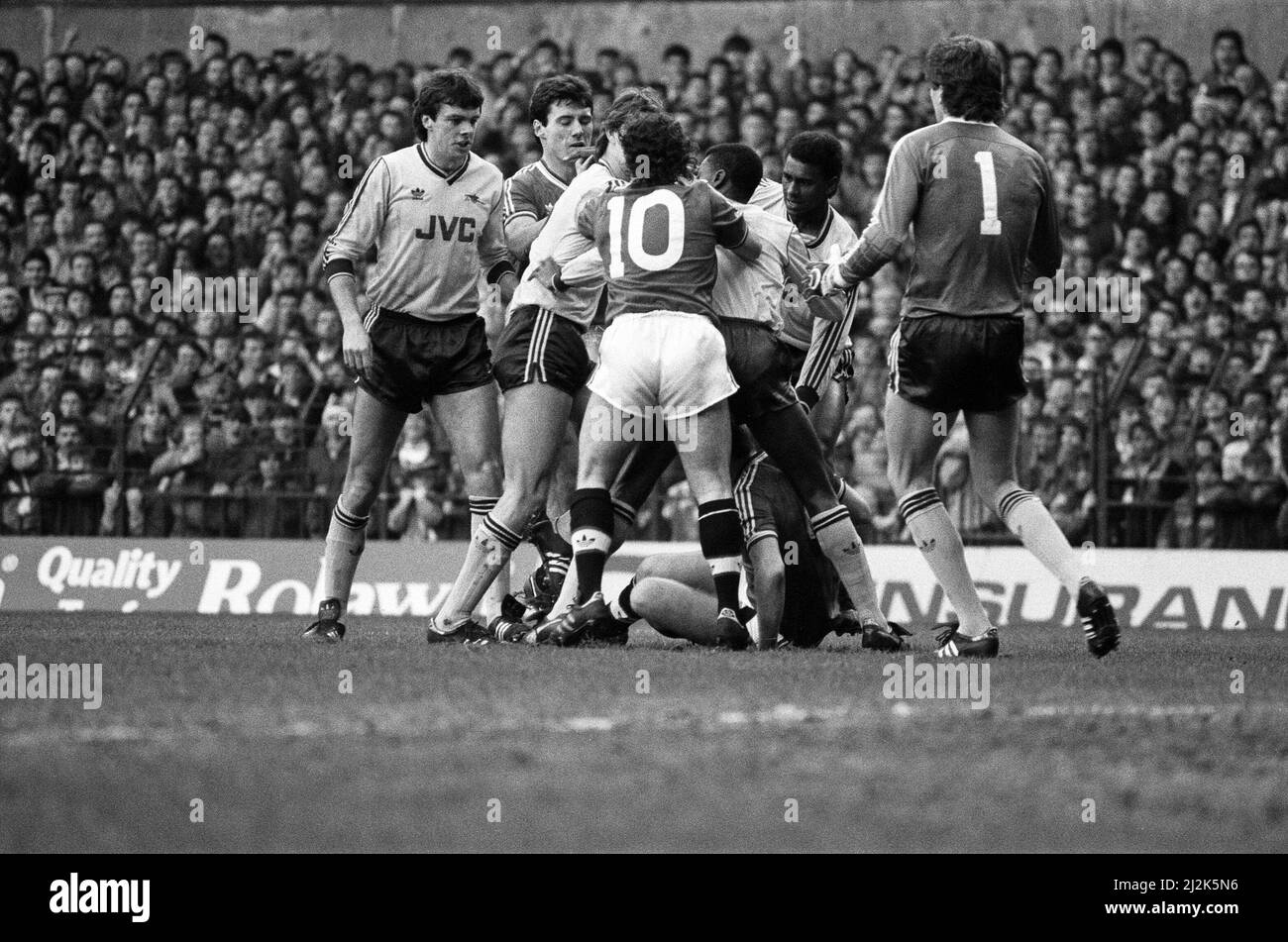 Manchester United 2-0 Arsenal, Old Division One, Old Trafford, gennaio 24th 1987.(Picture) Manchester United e Arsenal giocatori rottamare dopo un fallo è impegnato, Terry Gibson (n.10) è nel folto delle cose. Foto Stock
