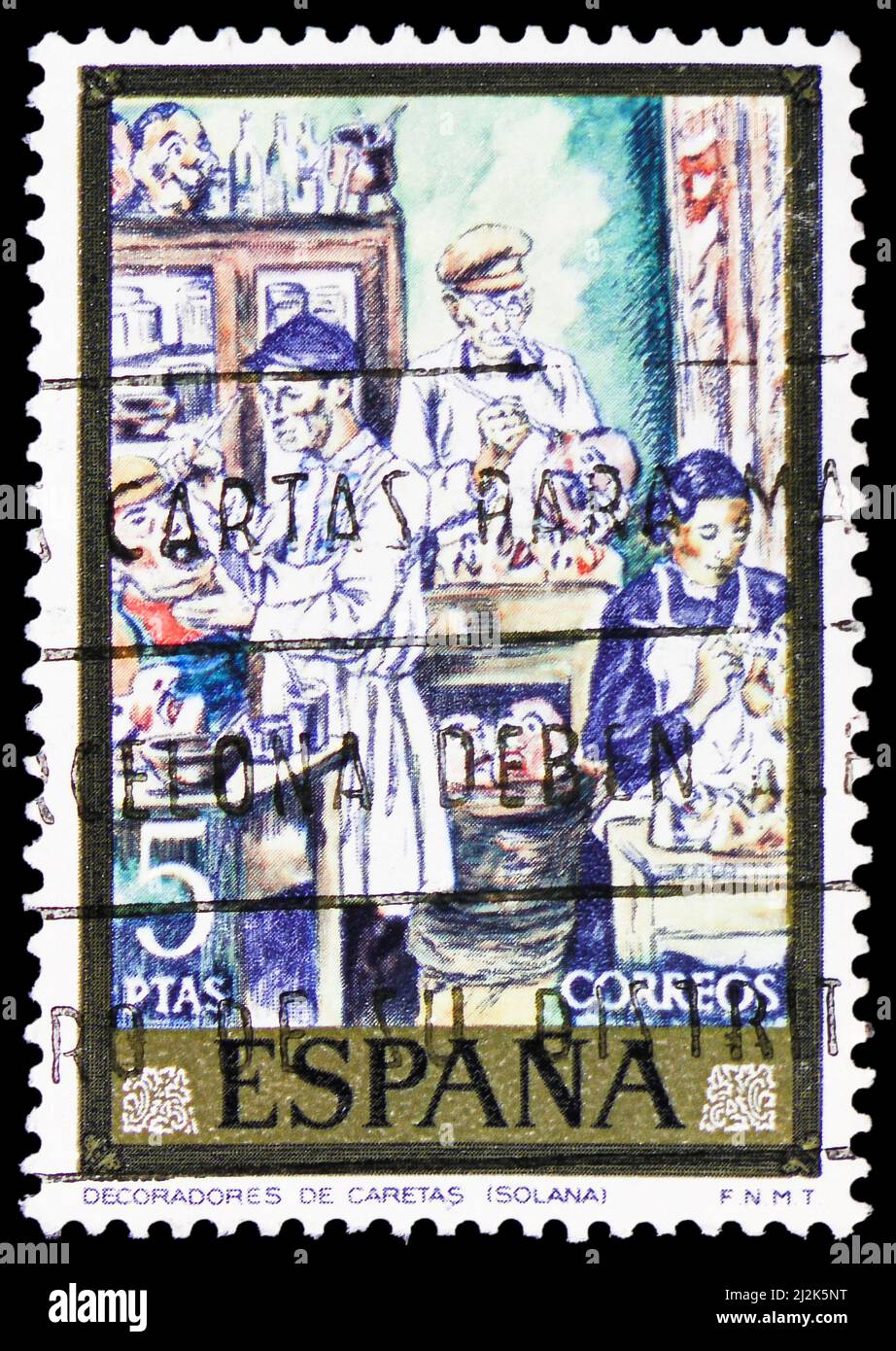 MOSCA, RUSSIA - 13 MARZO 2022: Francobollo stampato in Spagna mostra 'maschere di decora', Solana, Pittori - Jose Gutierrez Solana serie, circa 1972 Foto Stock