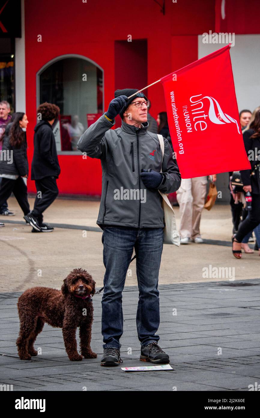 Bristol, Regno Unito. 2nd aprile 2022. Protestate per il costo della vita nel quartiere commerciale Broadmead di Bristol, con relatori tra cui il co-leader del Green Party Carla Denyer Credit: Jamie Bellinger/Alamy Live News Foto Stock