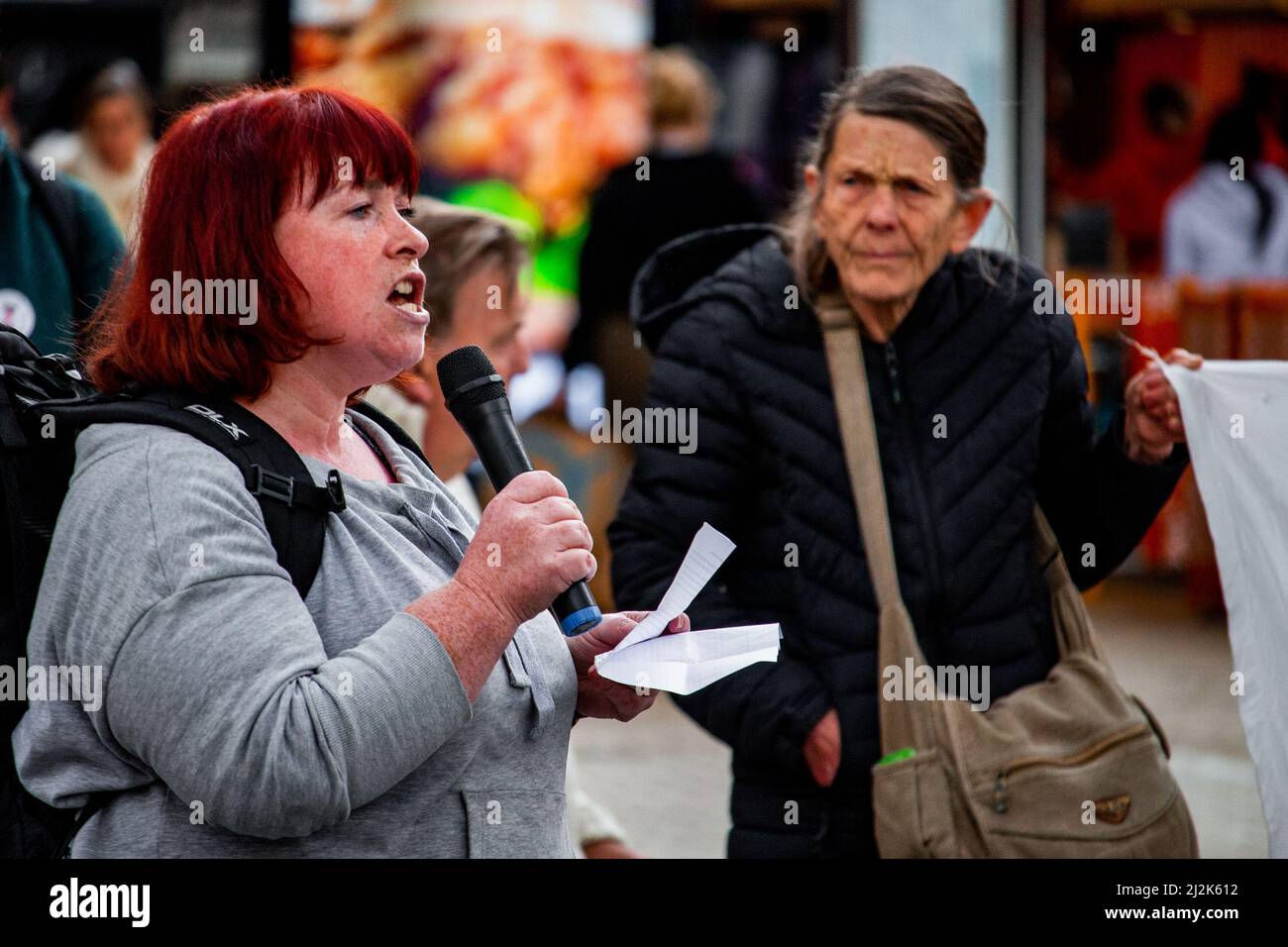 Bristol, Regno Unito. 2nd aprile 2022. Protestate per il costo della vita nel quartiere commerciale Broadmead di Bristol, con relatori tra cui il co-leader del Green Party Carla Denyer Credit: Jamie Bellinger/Alamy Live News Foto Stock