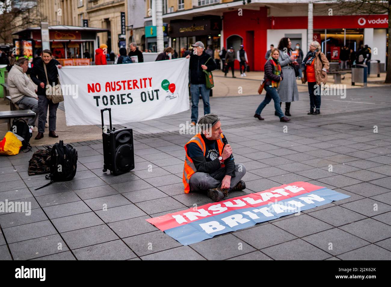 Bristol, Regno Unito. 2nd aprile 2022. Protestate per il costo della vita nel quartiere commerciale Broadmead di Bristol, con relatori tra cui il co-leader del Green Party Carla Denyer Credit: Jamie Bellinger/Alamy Live News Foto Stock