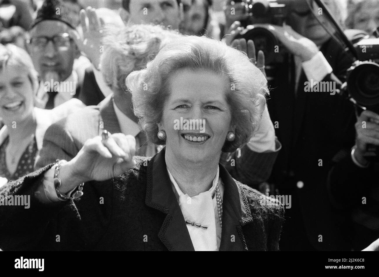 Il primo Ministro Margaret Thatcher ha condotto una campagna a Ealing. 30th maggio 1987. Foto Stock