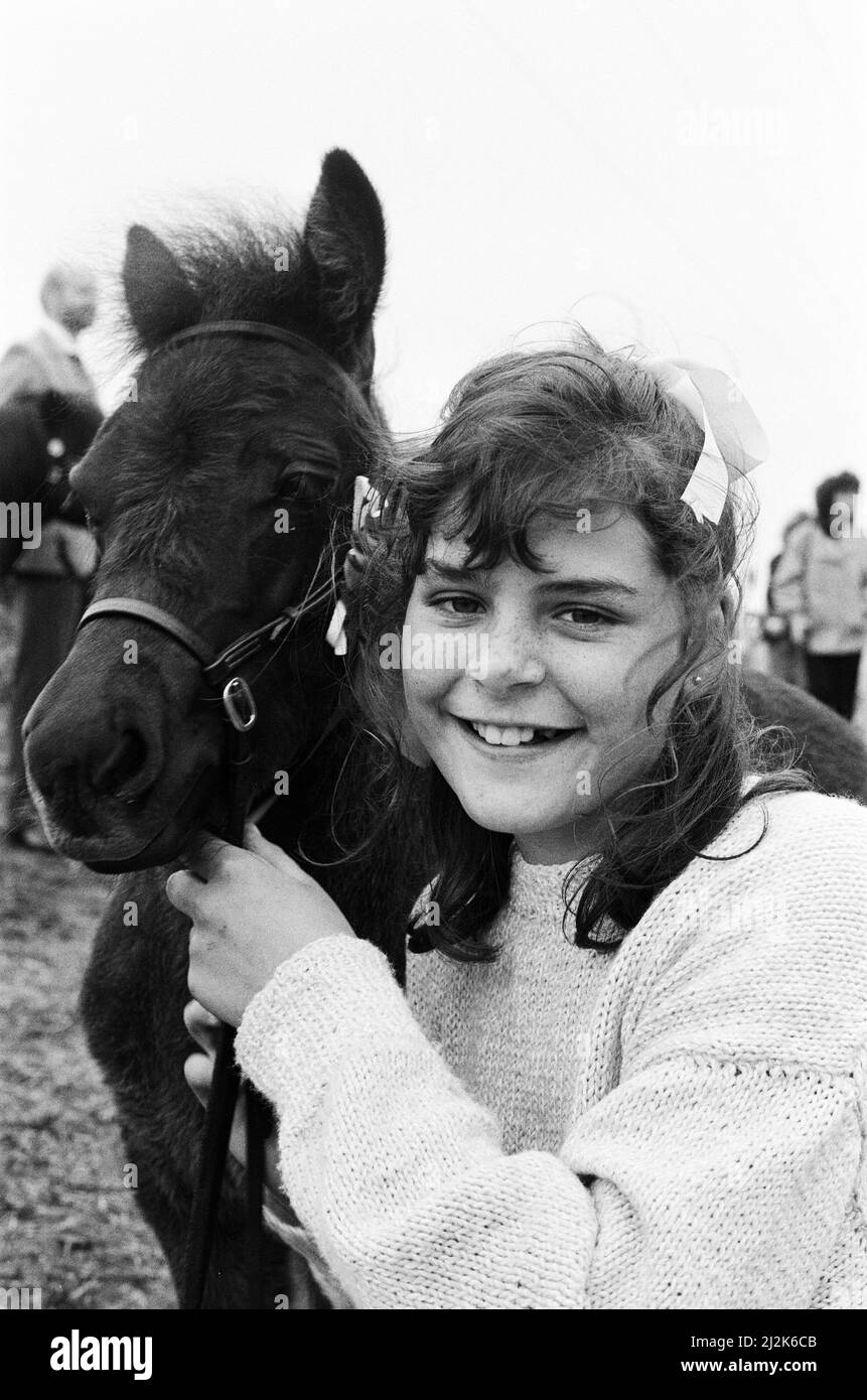 Honley Show. Stile vincente... Rachel Gardener di 11 anni con Dana, il pony Shetland, vincitore della classe dei nemici. 11th giugno 1988. Foto Stock
