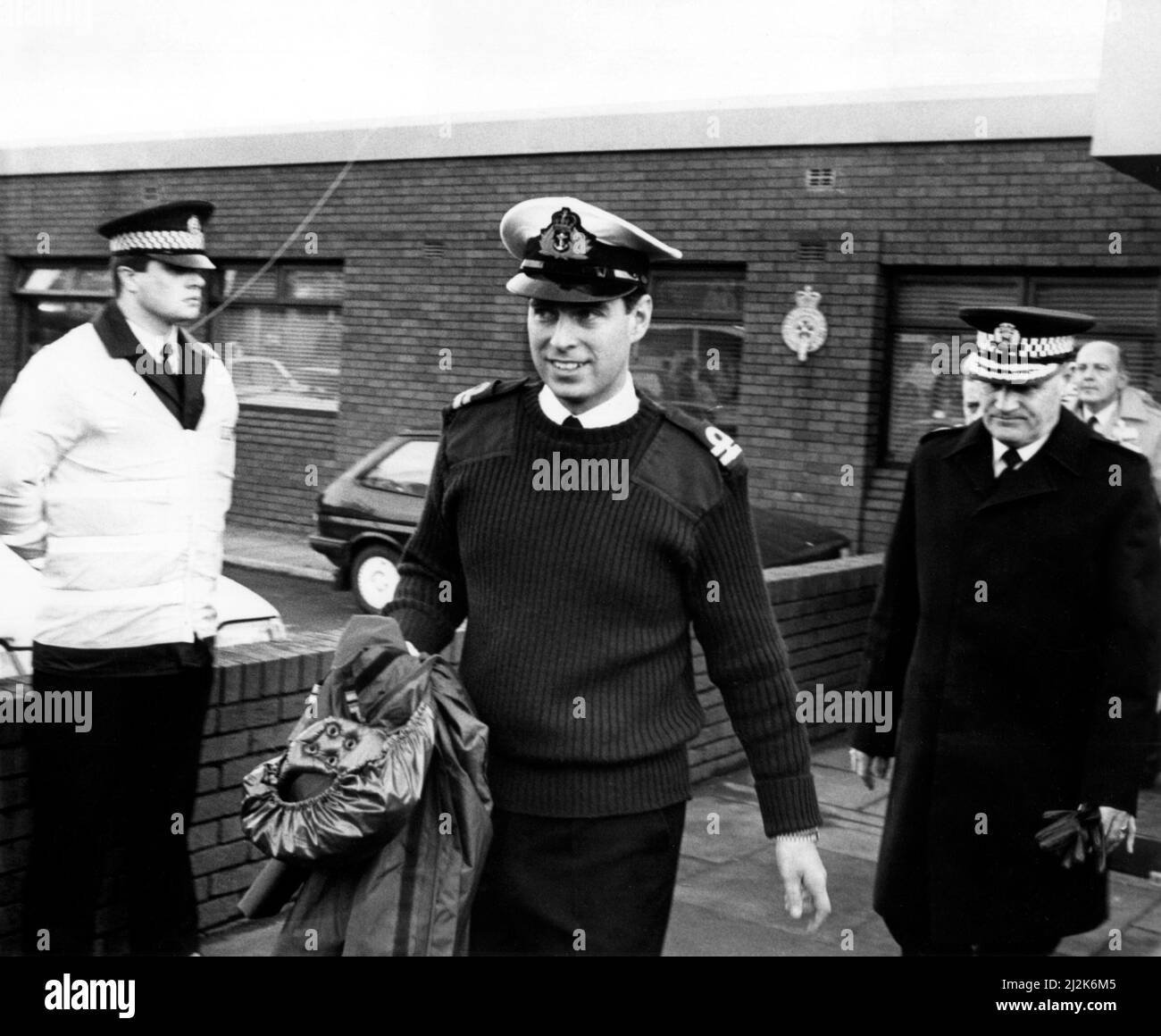 Il disastro aereo di Lockerbie che si è verificato il 21st dicembre, 1988. Il velivolo coinvolto era il Pam Boeing 747-121, Clipper Maid of the Seas. Il principe Andrew lascia la stazione di polizia di Lockerbie per visitare la zona dell'incidente. 22/12/1988 Foto Stock