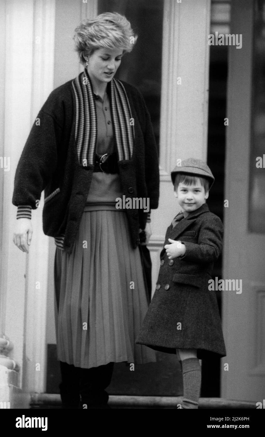 Il principe William, di età compresa tra i 4, raffigurato con la madre, la Principessa Diana, sul suo primo giorno a Wetherby Boys School di Londra, 15 gennaio 1987. Arrivando al £785 un termine pre-scuola preparatoria vicino a Kensington Palace, in un grigio uniforme. Foto Stock