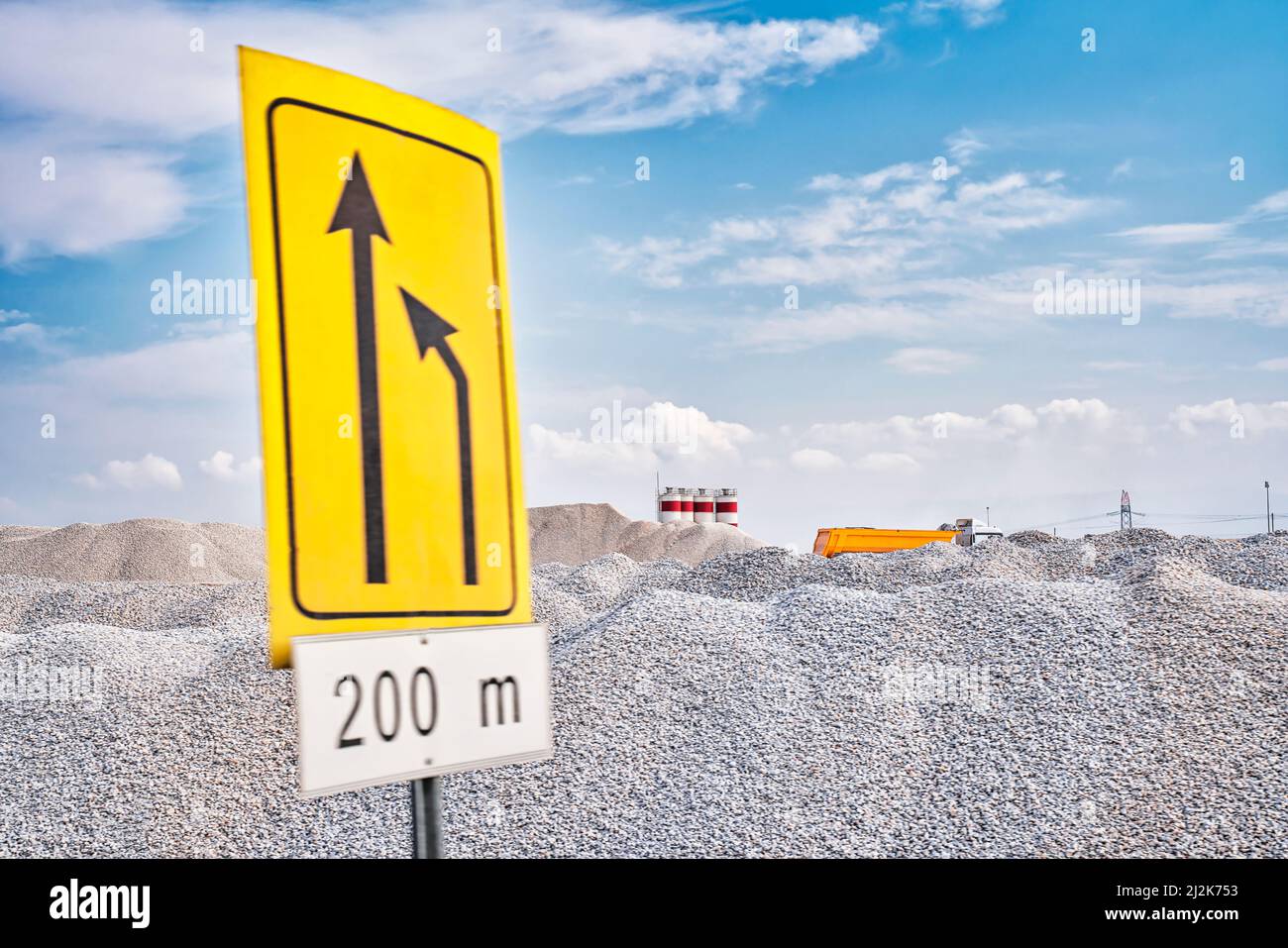 Indicatore giallo della direzione del movimento verso la cava di marmo. Primo piano. Foto Stock