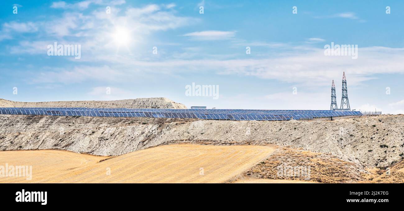 Panorama della centrale solare. Concetto di energia verde. Foto Stock