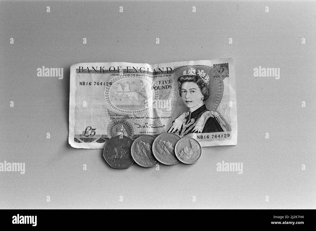 Una nota di cinque libbre e settantacinque pence in cambiamento. 8th febbraio 1988. Foto Stock