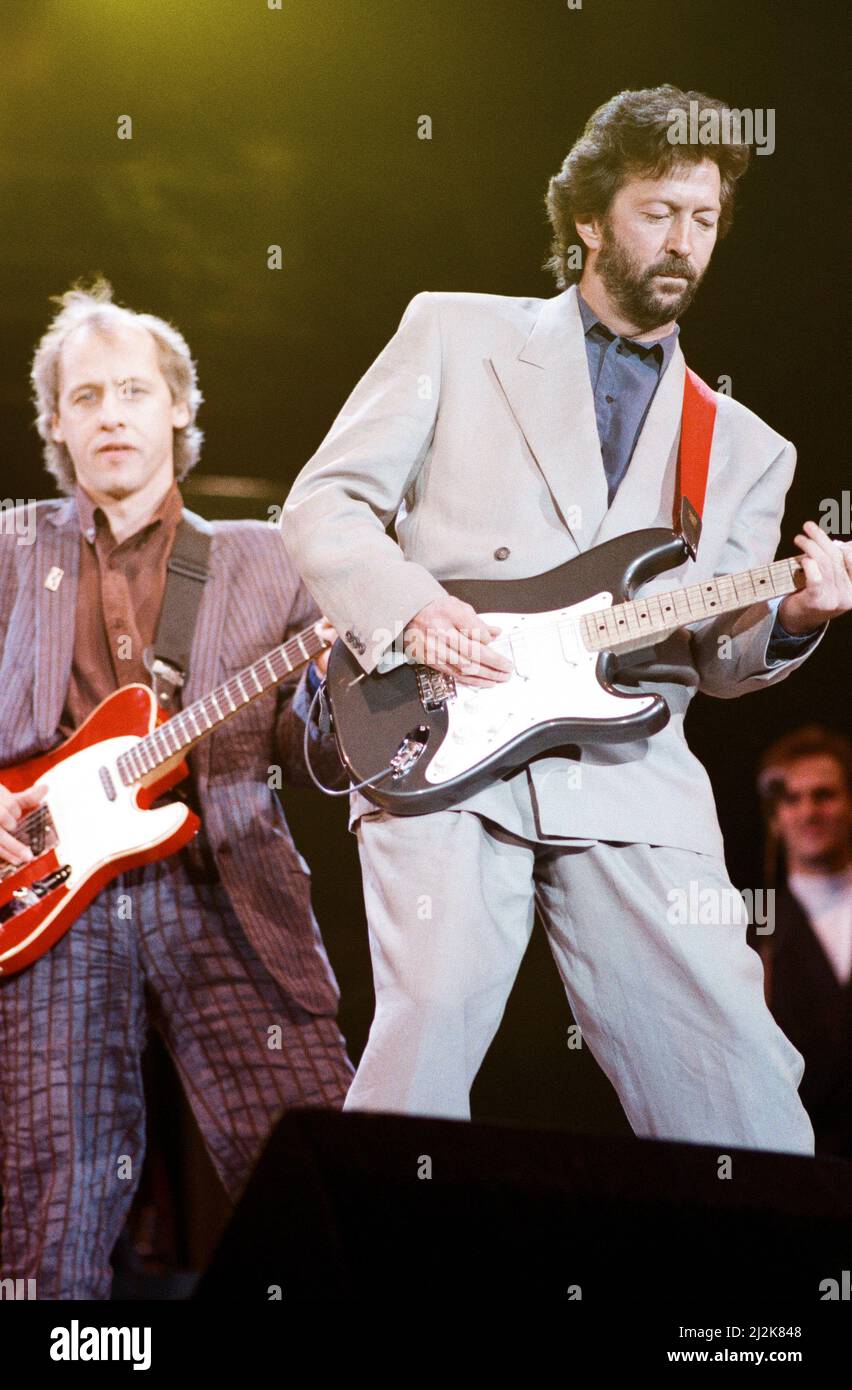 Eric Clapton e Mark Knopfler sono sul palco del concerto di compleanno di Nelson Mandela 70th, Wembley Stadium, Londra, 11th giugno 1988. Foto Stock
