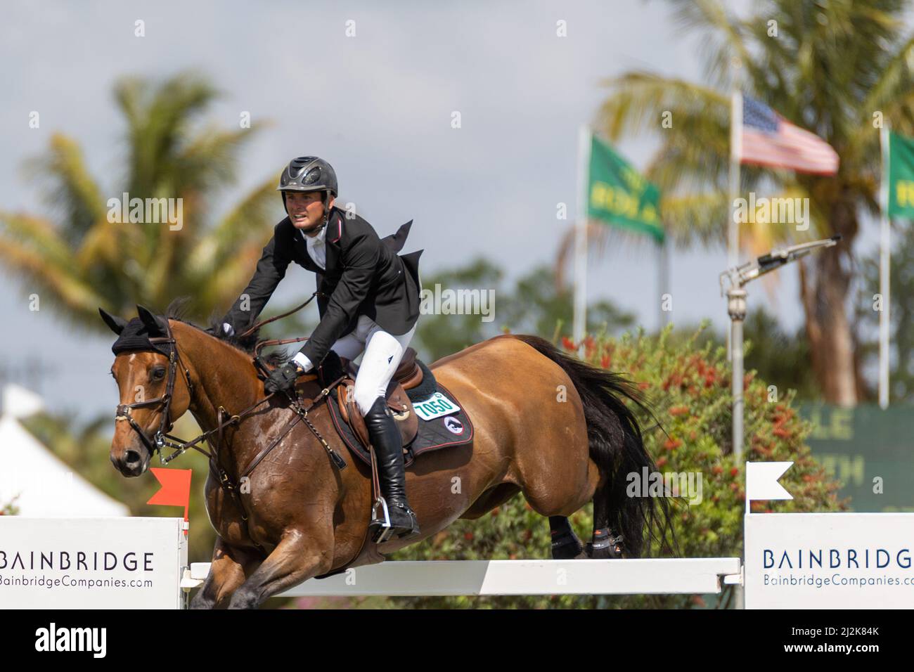 Wellington, Florida, Stati Uniti. 2nd aprile 2022. Cavallo di jockey durante il Rolex Grand Prix $500.000 CSI5 al Derby Field presso il villaggio equestre. Salto CSI5. Gran Premio equestre. Credit: Yaroslav Sabitov/YES Market Media/Alamy Live News. Foto Stock