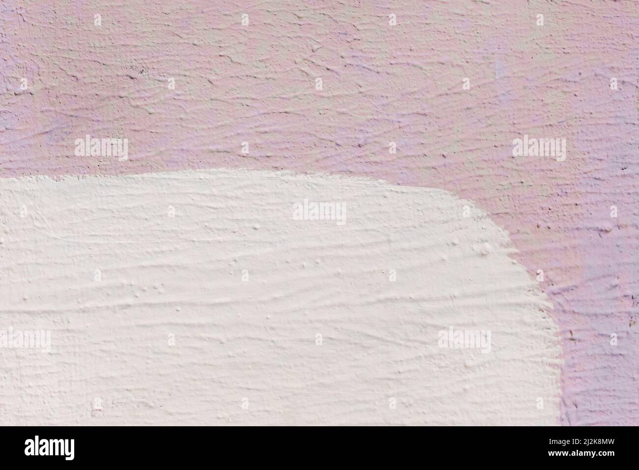 La parete colorata è di due colori: Bianco chiaro lilla rosa brillante astratto vernice sfondo design. Foto Stock