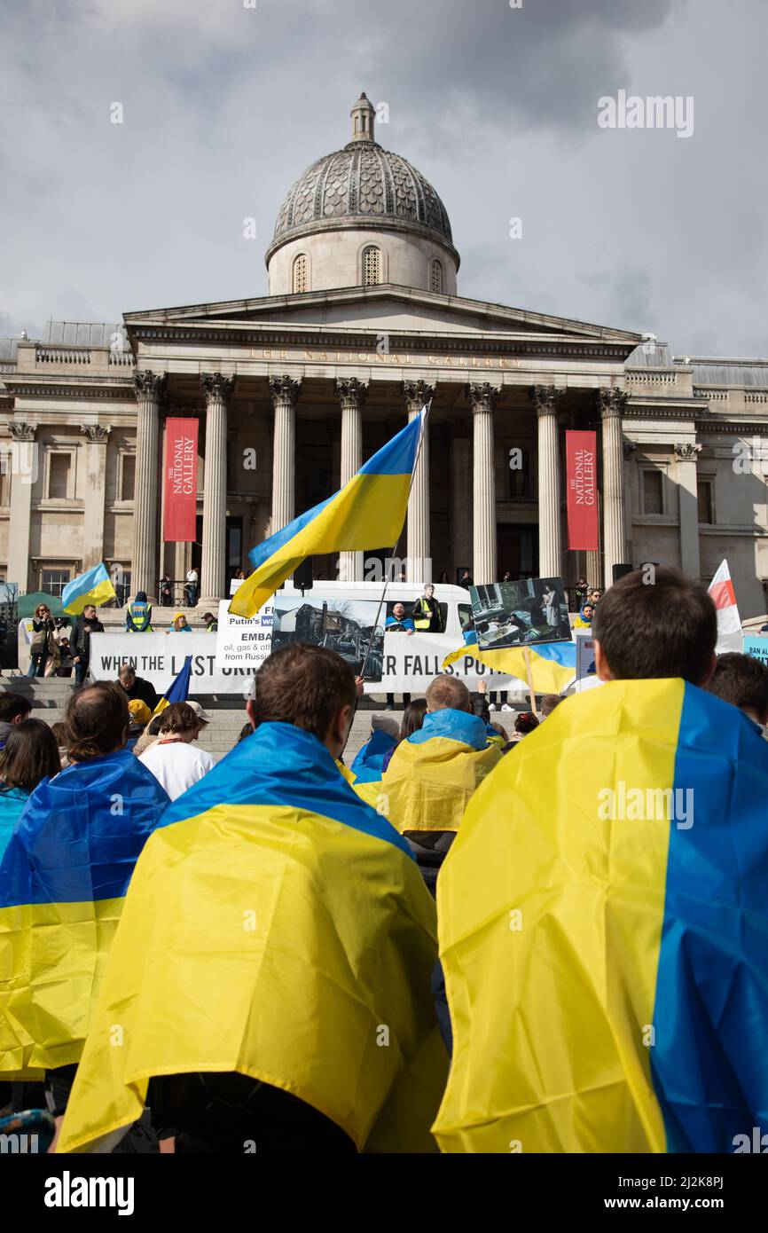 Londra, Regno Unito. 2 aprile 2022. La gente si è riunita a Trafalgar Square per dimostrare solidarietà con l'Ucraina e per chiedere la fine della guerra. Credit: Kiki Streitberger/Alamy Live News Foto Stock