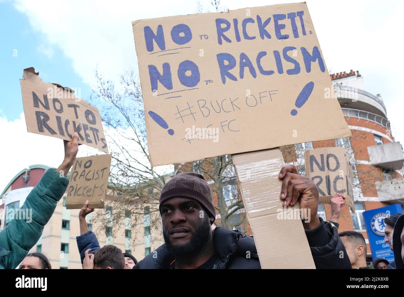 Londra, Regno Unito, 2nd aprile 2022. I tifosi del Chelsea si sono riuniti fuori da Ground Stamford Bridge, davanti alla partita con Brentford per protestare contro la gara per il club fatta dalla famiglia Ricketts. Secondo un sondaggio condotto dal Chelsea Supporters' Trust, il 77% dei membri è contrario all'offerta. Le e-mail trapelate rivelarono che Joe Ricketts chiamò i musulmani, "il mio nemico", per cui fu costretto a scusarsi e promise di mettere "diversità e inclusione nel cuore del Chelsea”. Credit: Undicesima ora Fotografia/Alamy Live News Foto Stock